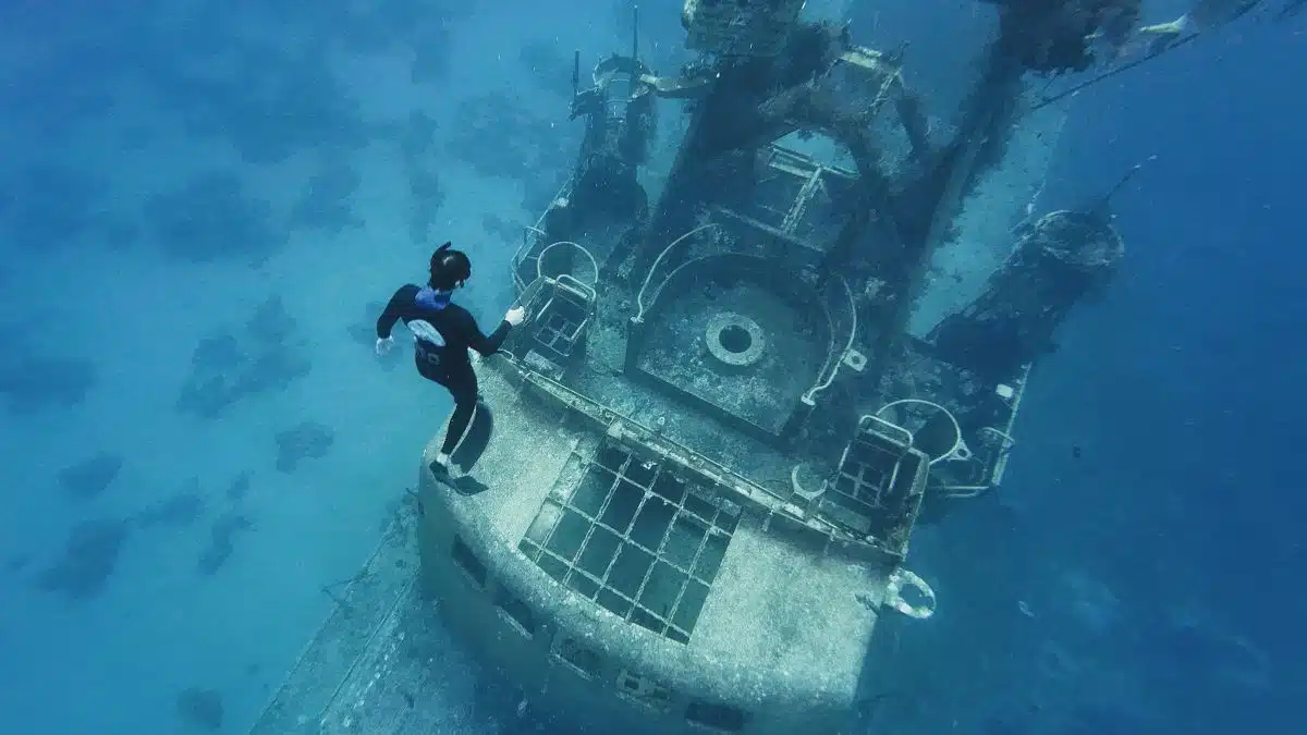 A freediver descending in Eilat